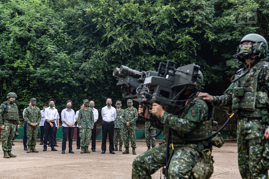 台湾士兵在参观澎湖海军基地时使用设备。