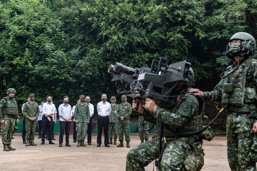 台湾士兵在参观澎湖海军基地时使用设备。