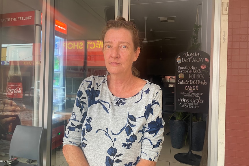 „Gympie“ kavinės savininkė Karen Flack tikisi, kad potvyniai nepasieks jos verslo Mary gatvėje