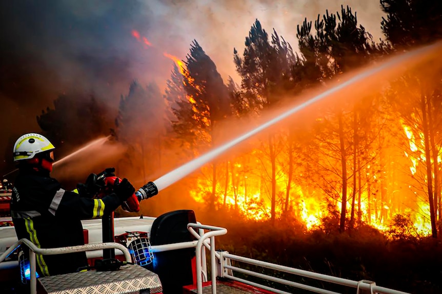 I vigili del fuoco francesi combattono gli incendi 