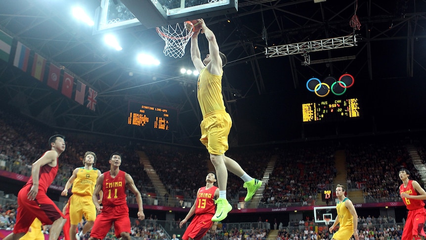 Aron Baynes dunks for Australia against China