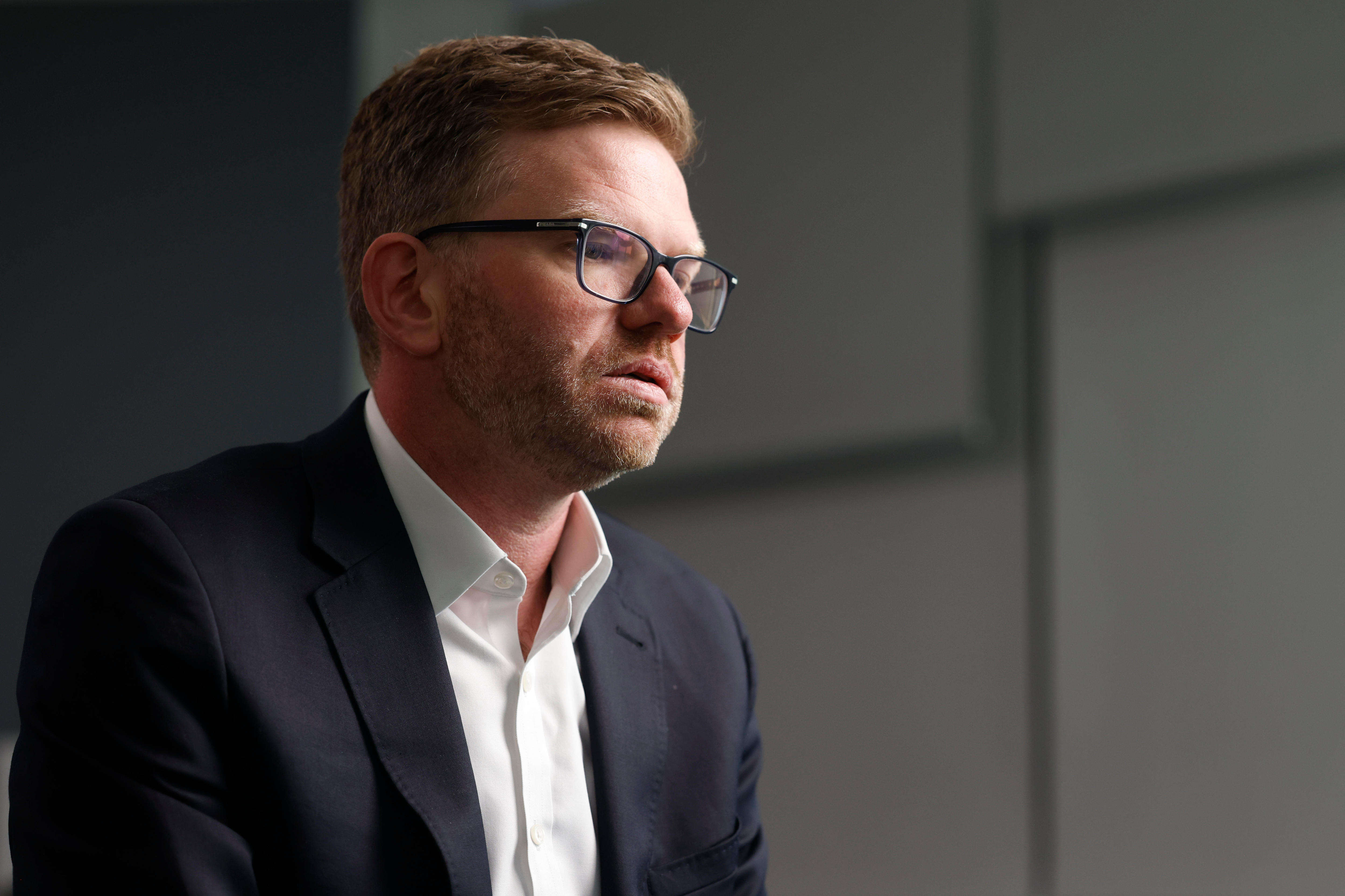 Un hombre con traje de chaqueta y camisa.