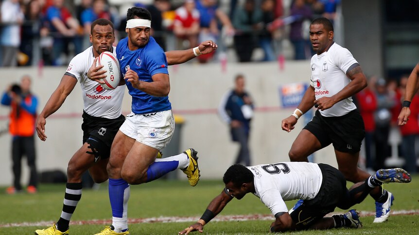 Samoa's Alefosio Tapili runs with the ball during the Paris Sevens Cup final against Fiji.