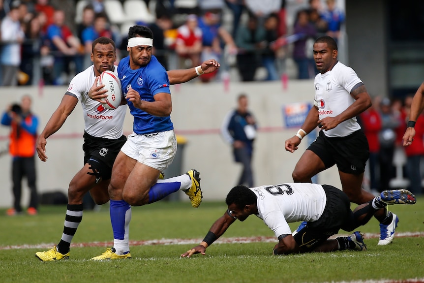Samoa's Alefosio Tapili runs with the ball during the Paris Sevens Cup final against Fiji.