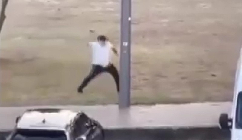 Un hombre arroja algo en un vídeo granulado de Bondi Beach