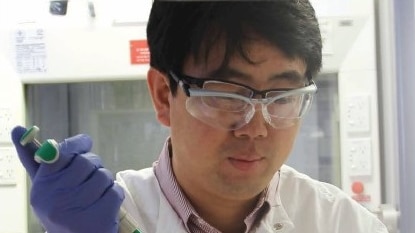 Dr Jianhua Guo conducting experiments in the lab.