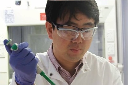 Dr Jianhua Guo conducting experiments in the lab.
