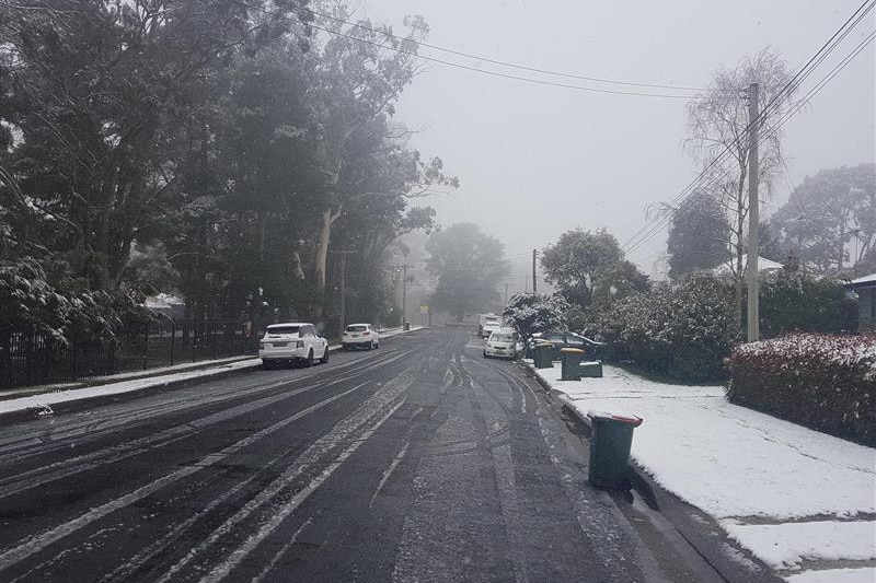 A street full of snow in Katoomba.