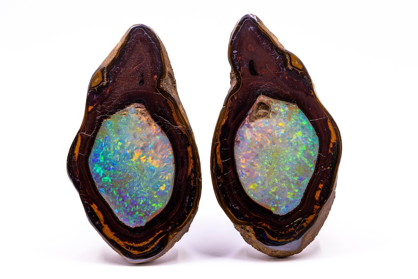 The Yowah Moon opal showing the opal in each side