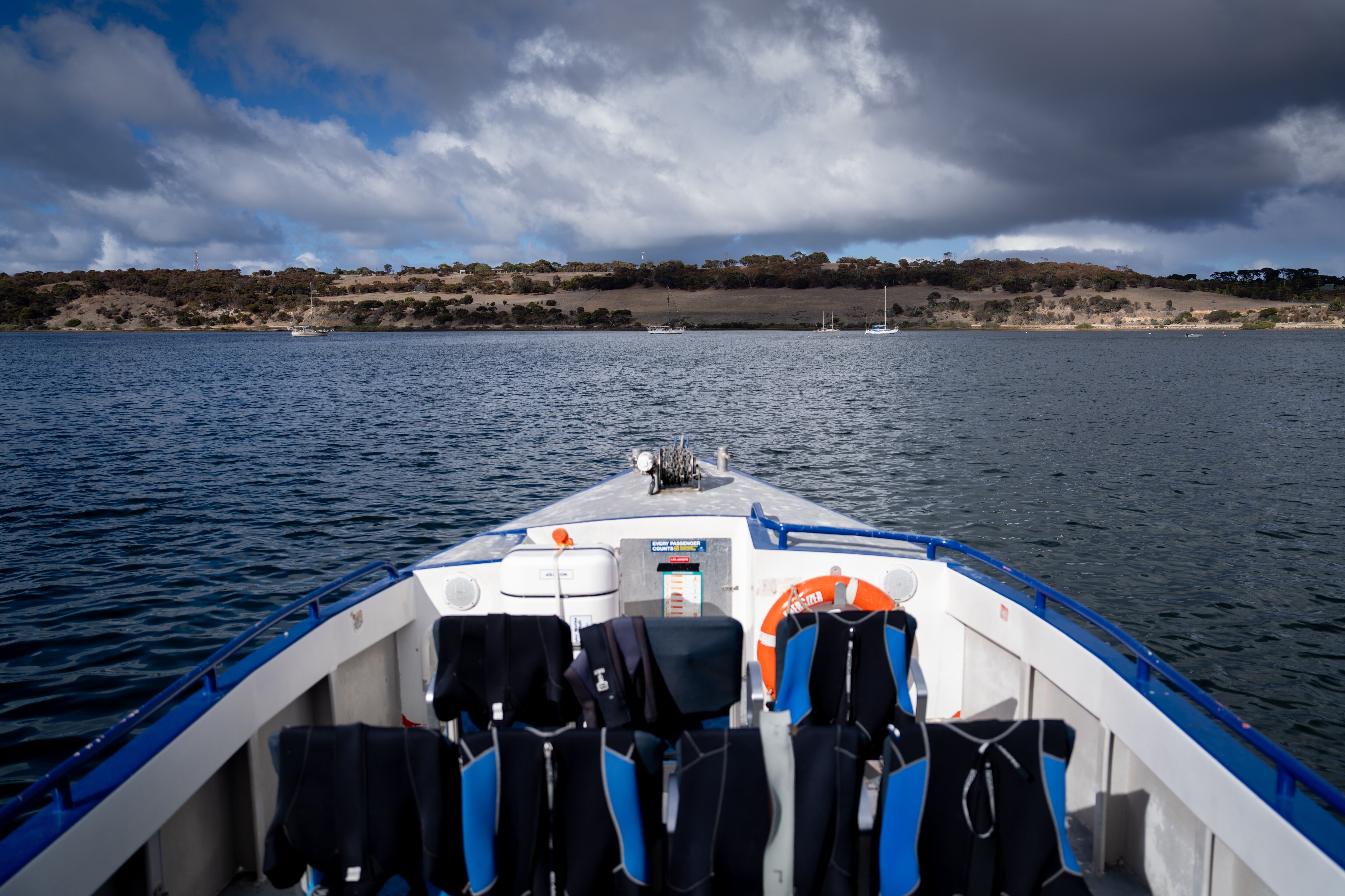 El frente de un bote en las aguas costeras del sur de Australia.