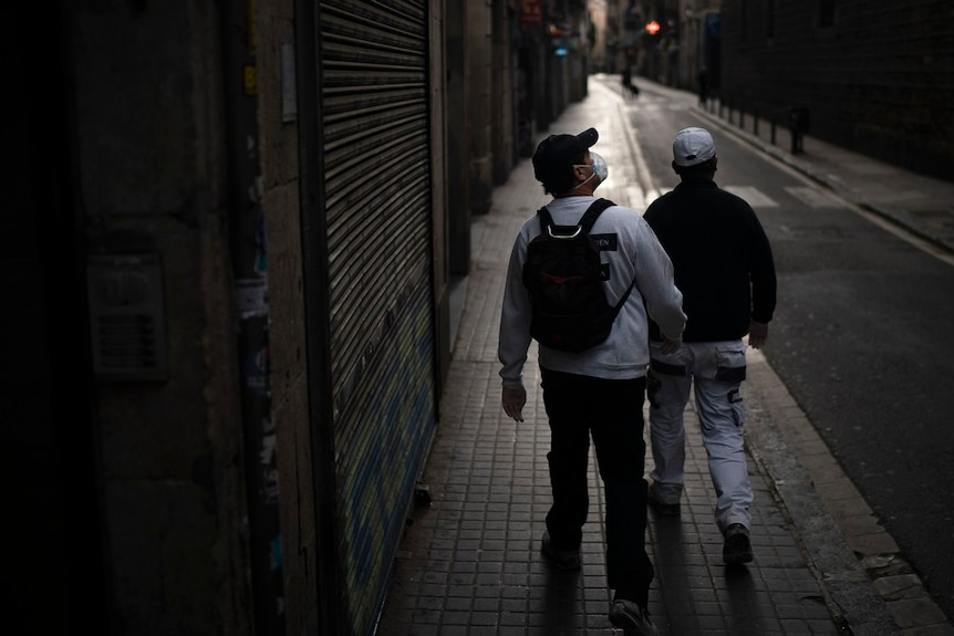 Dos hombres caminando por calles desiertas.