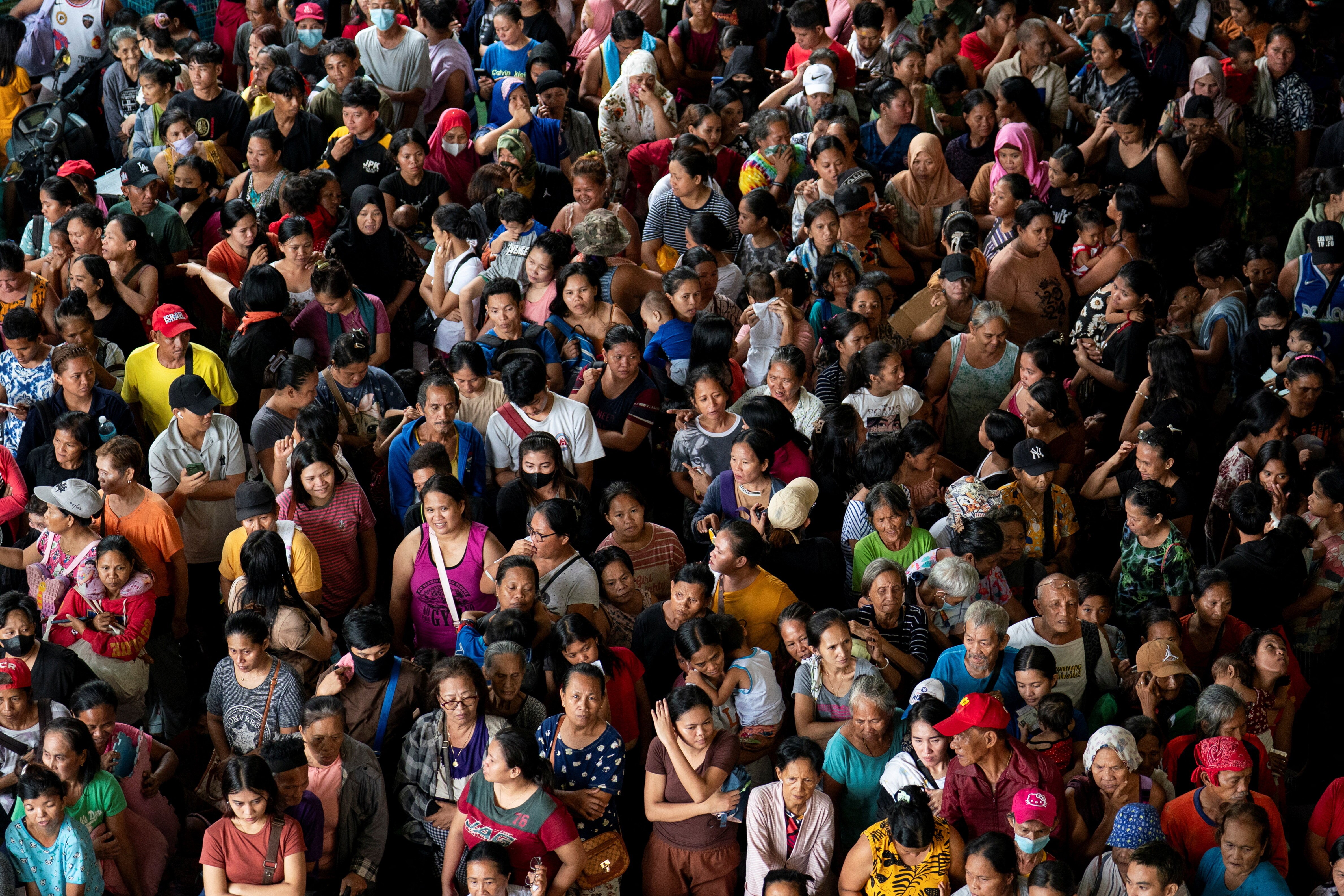 Uma multidão de pessoas reunidas