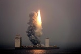 长征十一号运载火箭从黄海一个移动发射平台上发射升空。