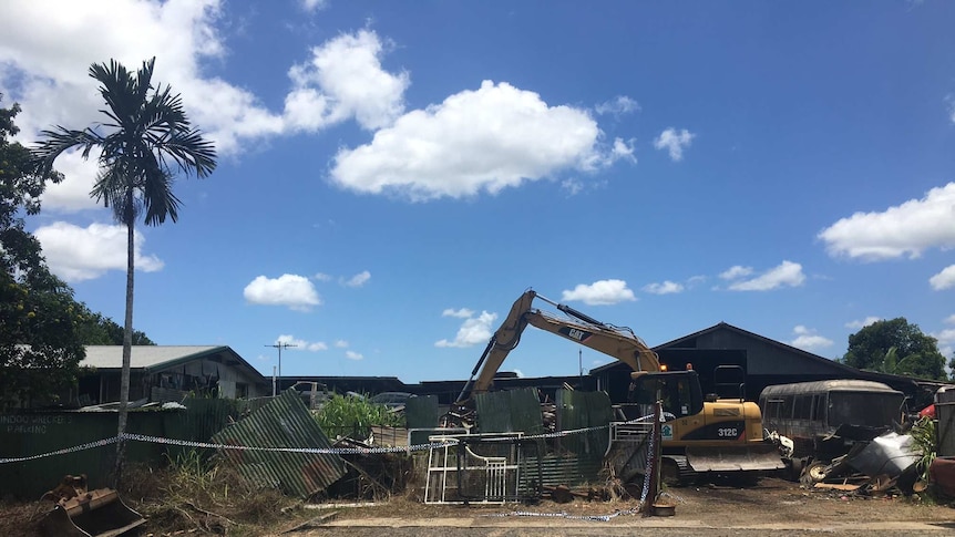 Queensland police excavate a property at Mundoo, south of Innisfail, over the disappearance of Innisfail woman Leeann Lapham.