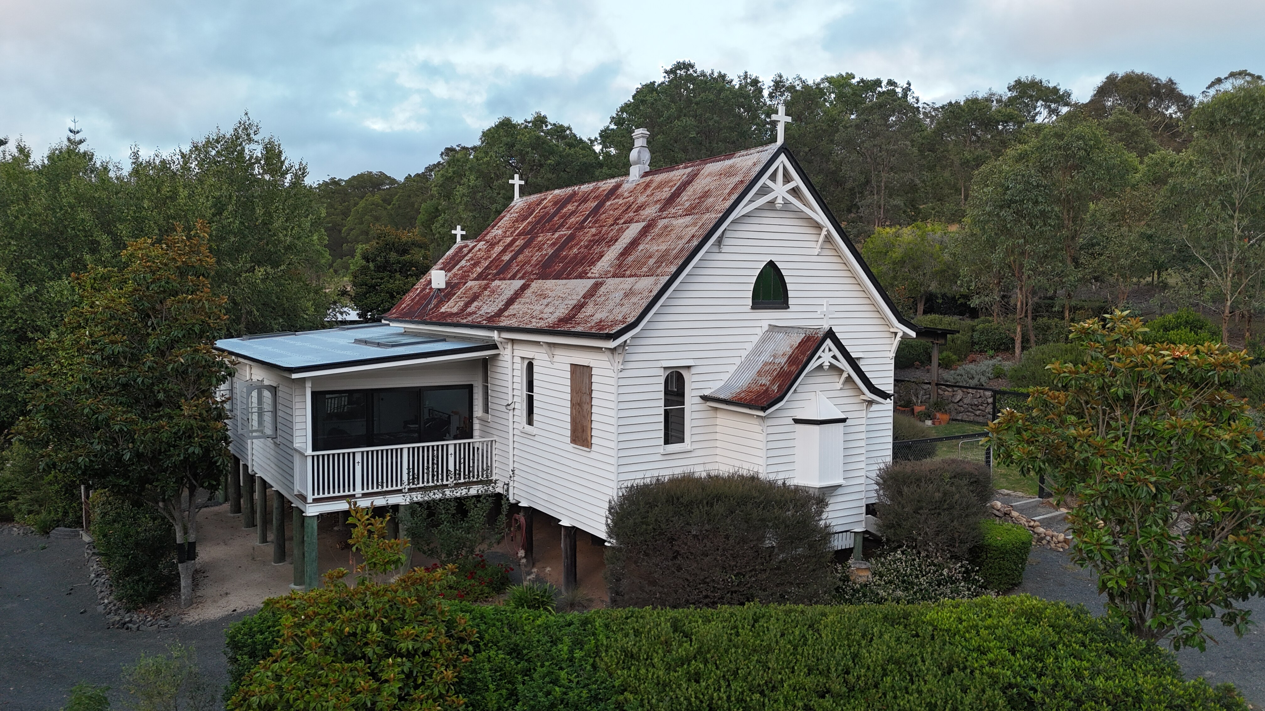 Старая церковь с внешней верандой, которая сейчас является домом. 