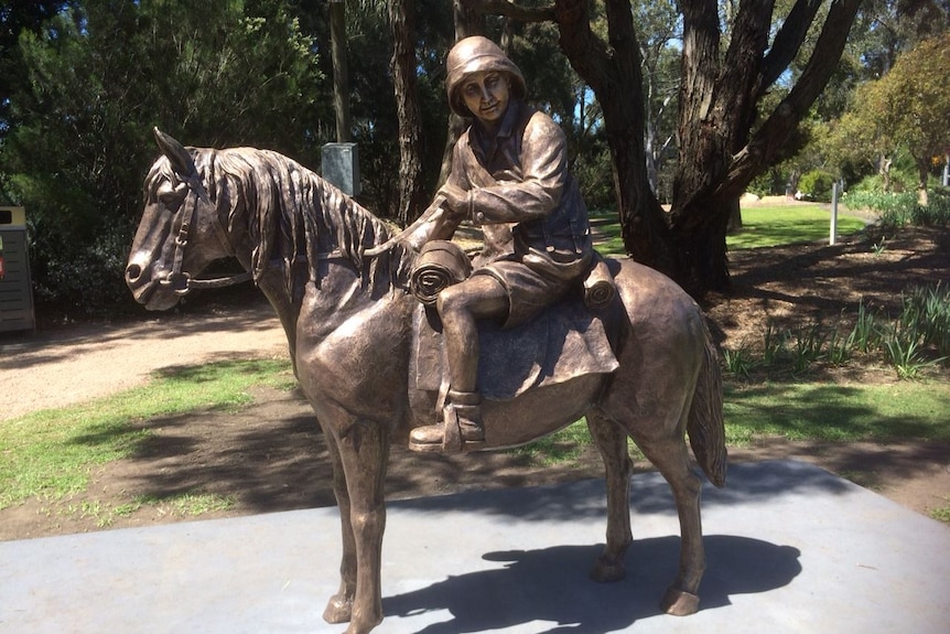 Lennie Gwyther bronze statue in Leongatha