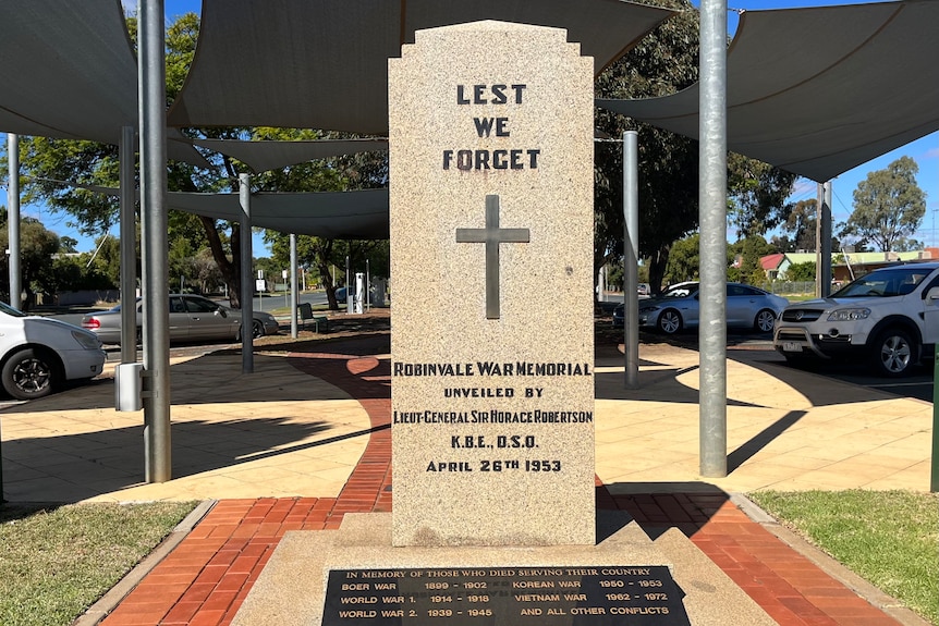 A war memorial cenotaph that reads "lest we forget".