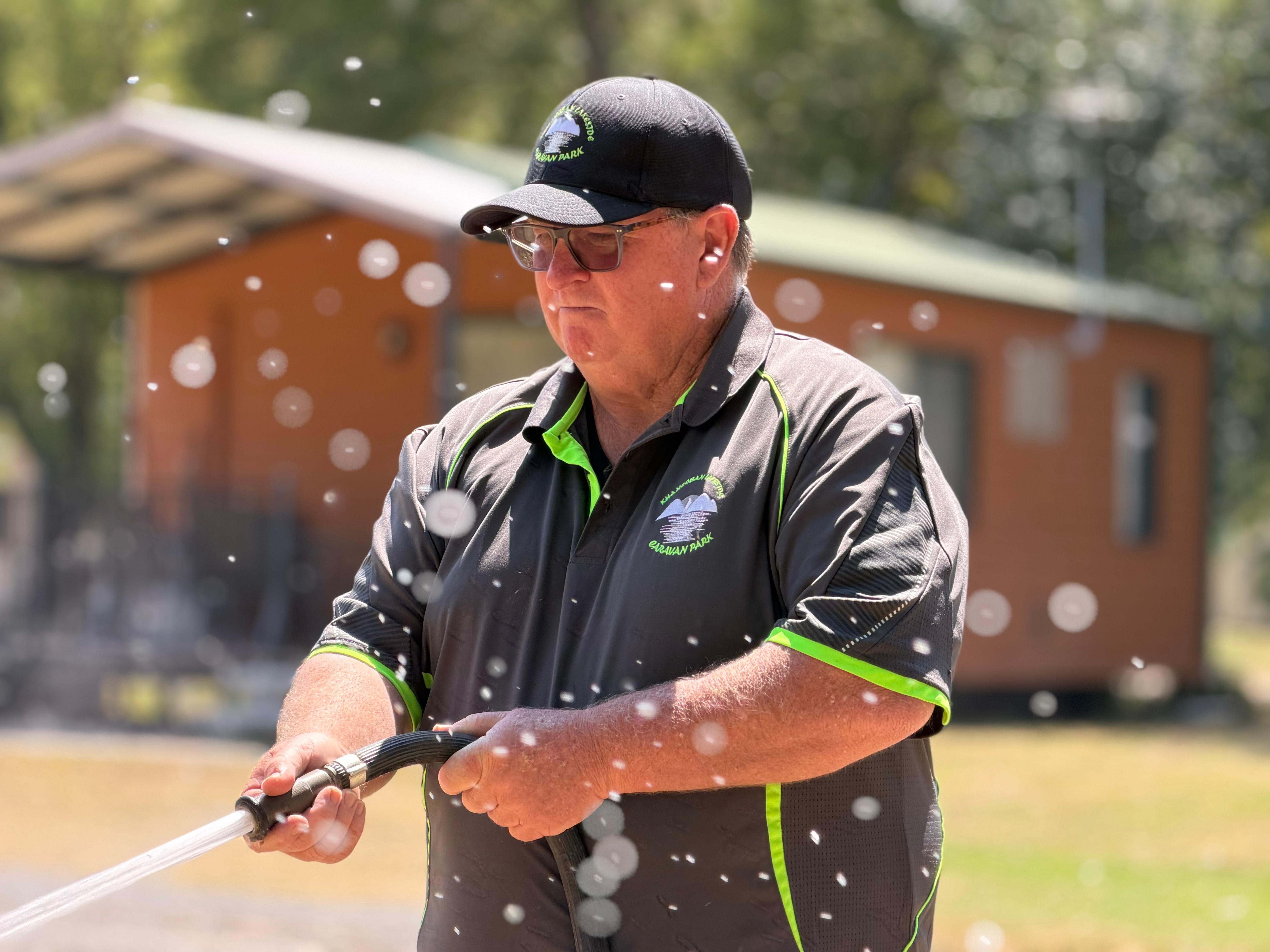 Tourists replaced by bushfire evacuees at border holiday town