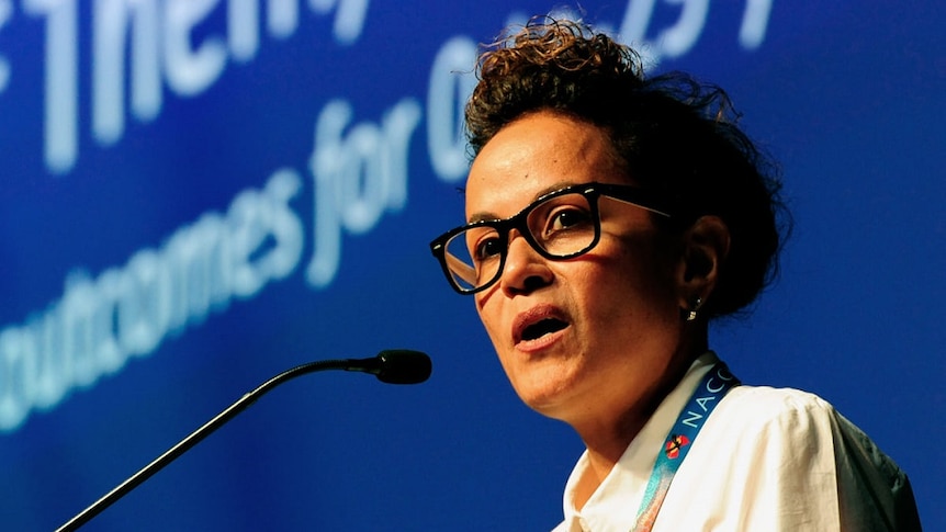 Image of Donnella Mills speaking at a lectern