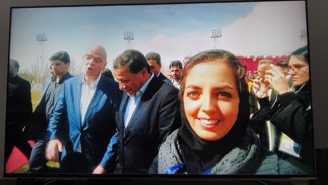 Uma senhora usando xador no Irã.