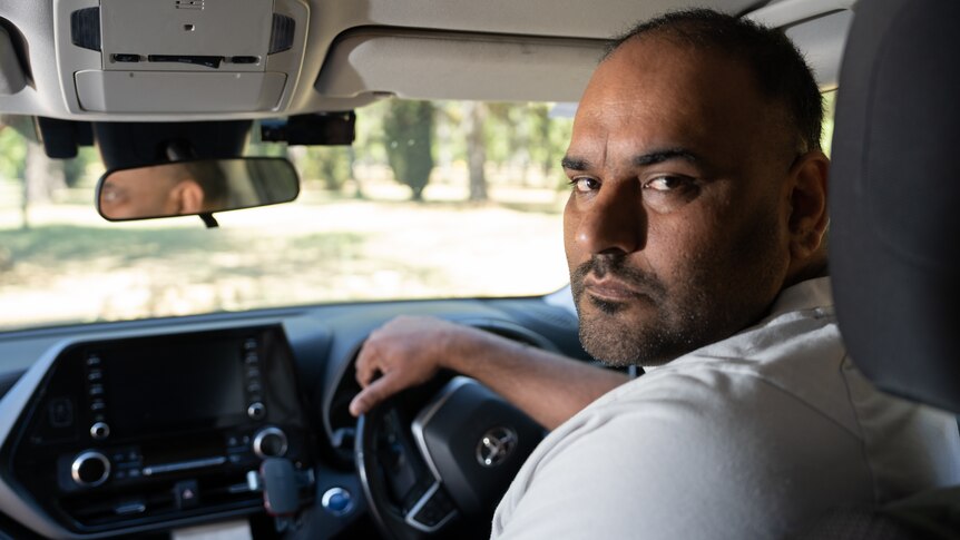 Uber zakazał kierowcy Harjeetowi Singhowi pracy na tydzień po tym, jak ojciec z Canberry zgłosił „przerażający” atak wcześnie rano