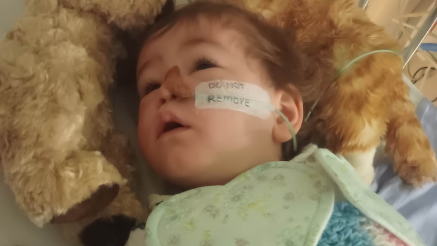 Une fille de Mackay, âgée d’un an, se réveille du coma après une intervention chirurgicale pour retirer une pile bouton dans la gorge