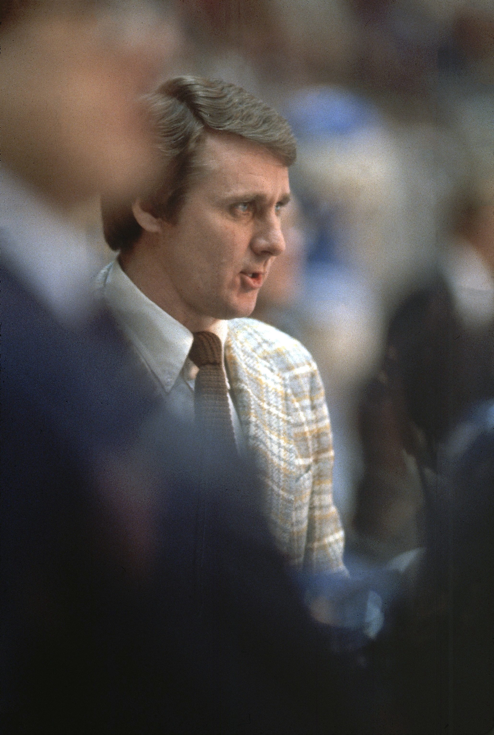 Herb Brooks observa no meio da multidão