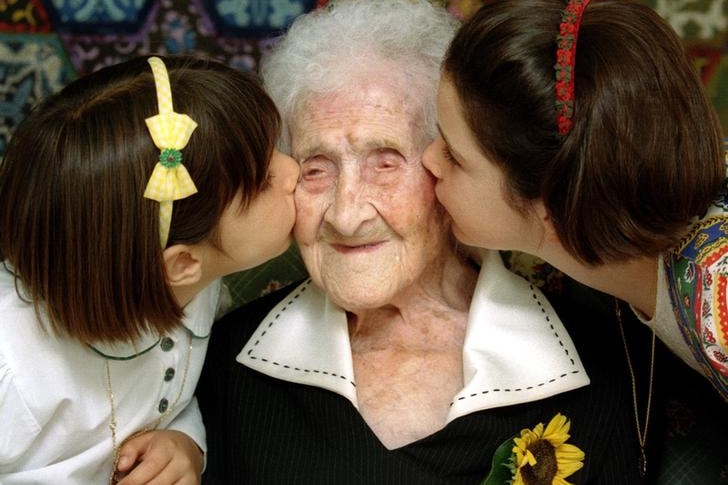 Jeanne Calment is kissed by two young girls in Arles.