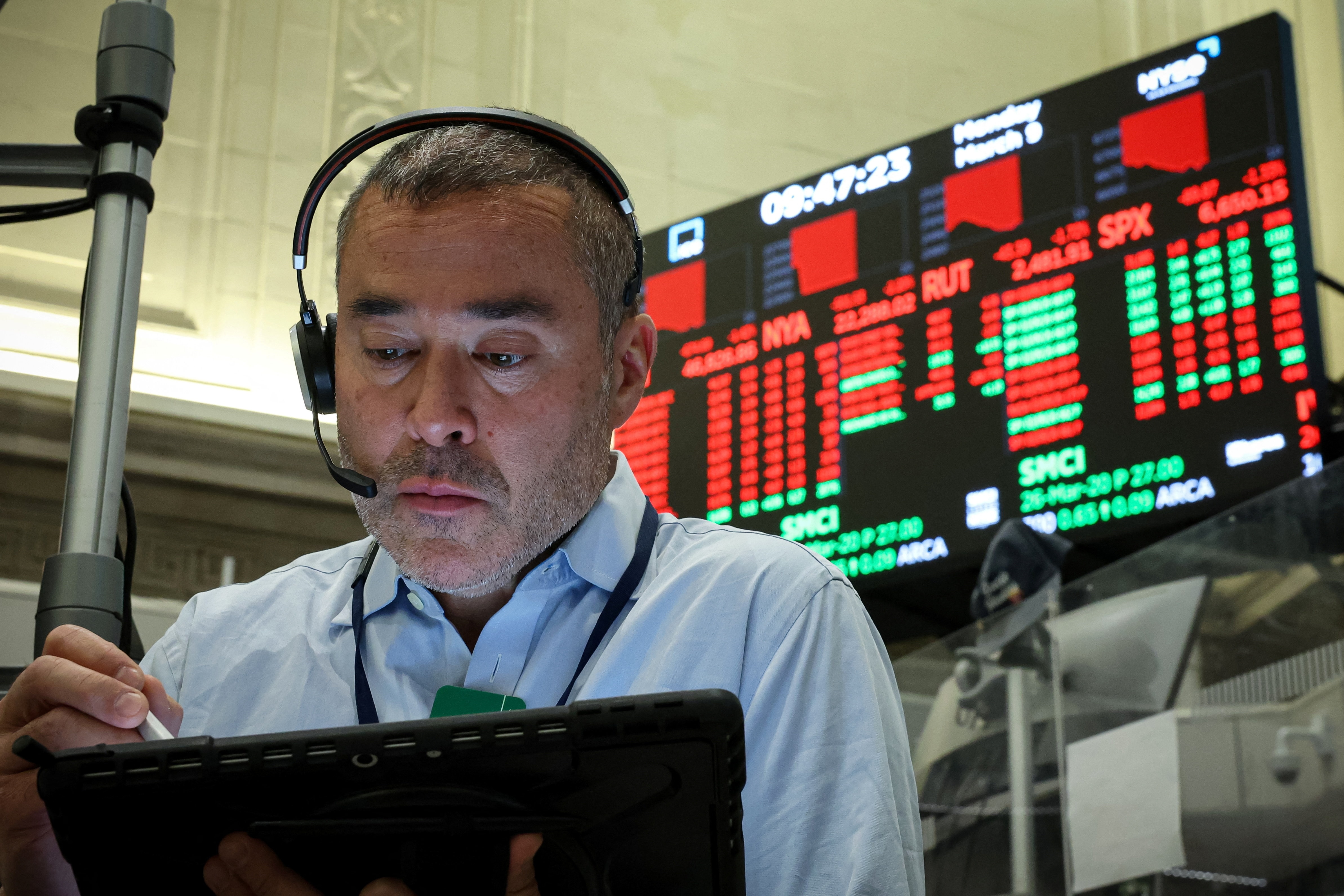 Live: ASX set to keep sliding as Wall Street and European markets fall, oil prices under pressure