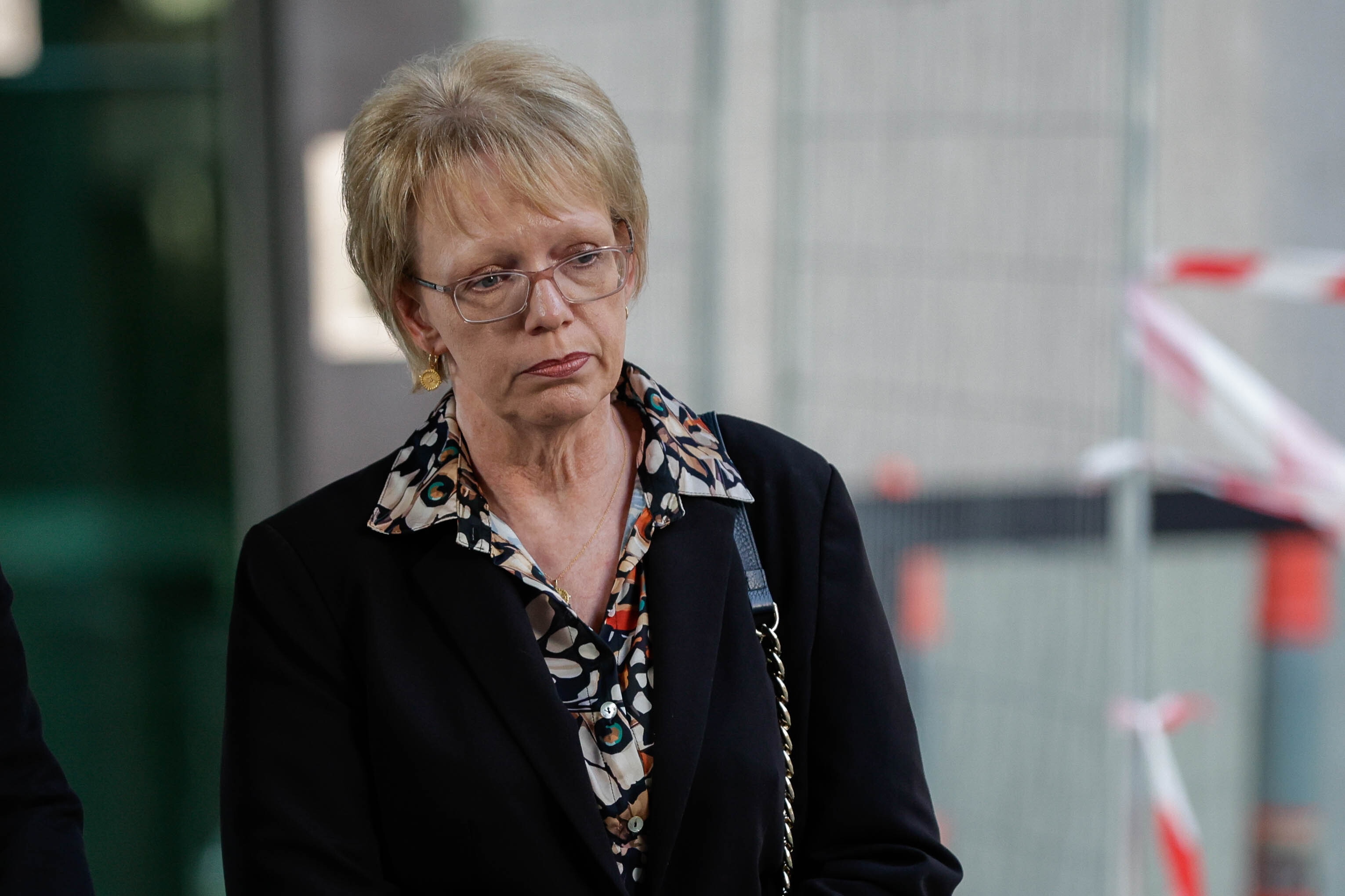 Η Λάρα φεύγει από το δικαστήριο δείχνοντας ανήσυχη.