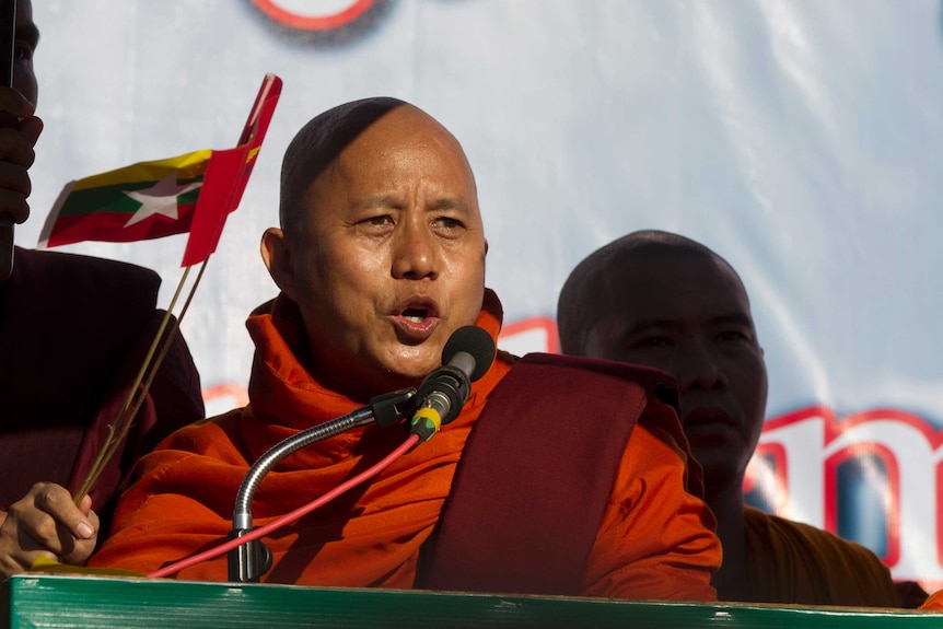 Pendeta buddhis nasionalis Wirathu pidato di aksi demonstrasi di Yangon.