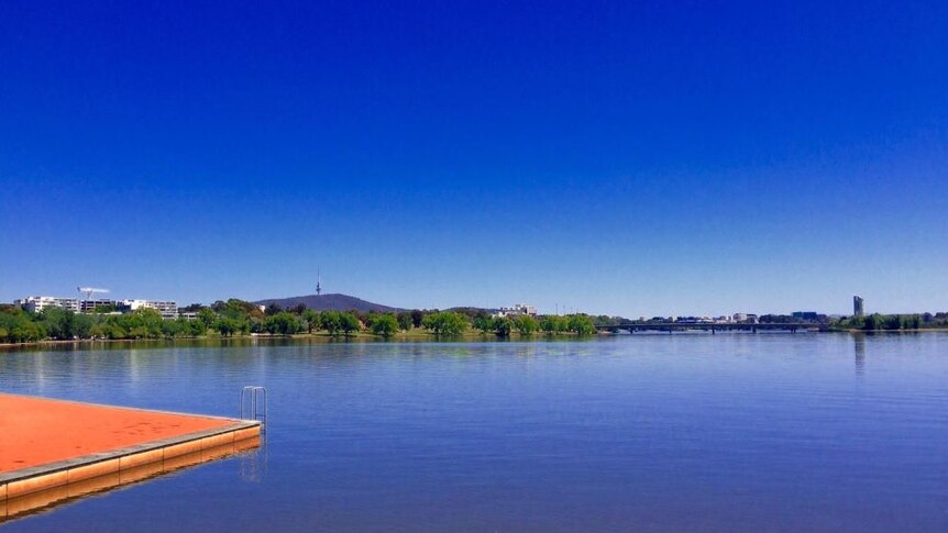 Good weather down on the shores of Lake Burley Griffin