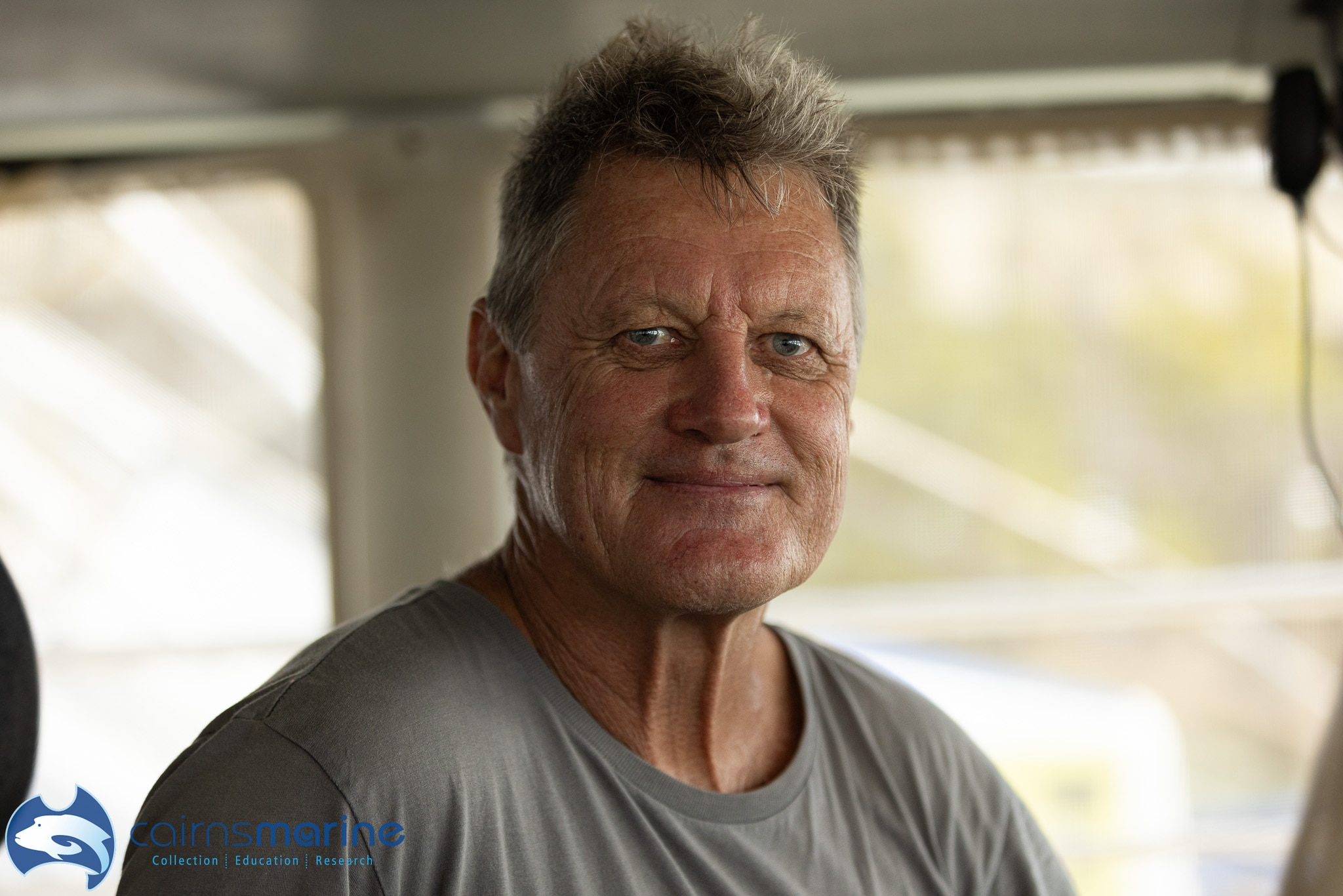 Foto de cabeza de un hombre en un puente de barco