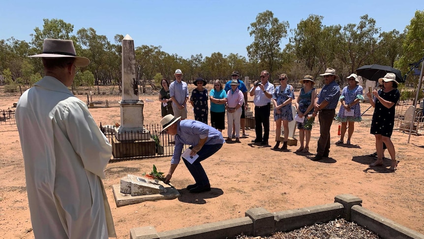 Descendants lay wreath to commemorate victims of saltern creek bushfire at cemetary