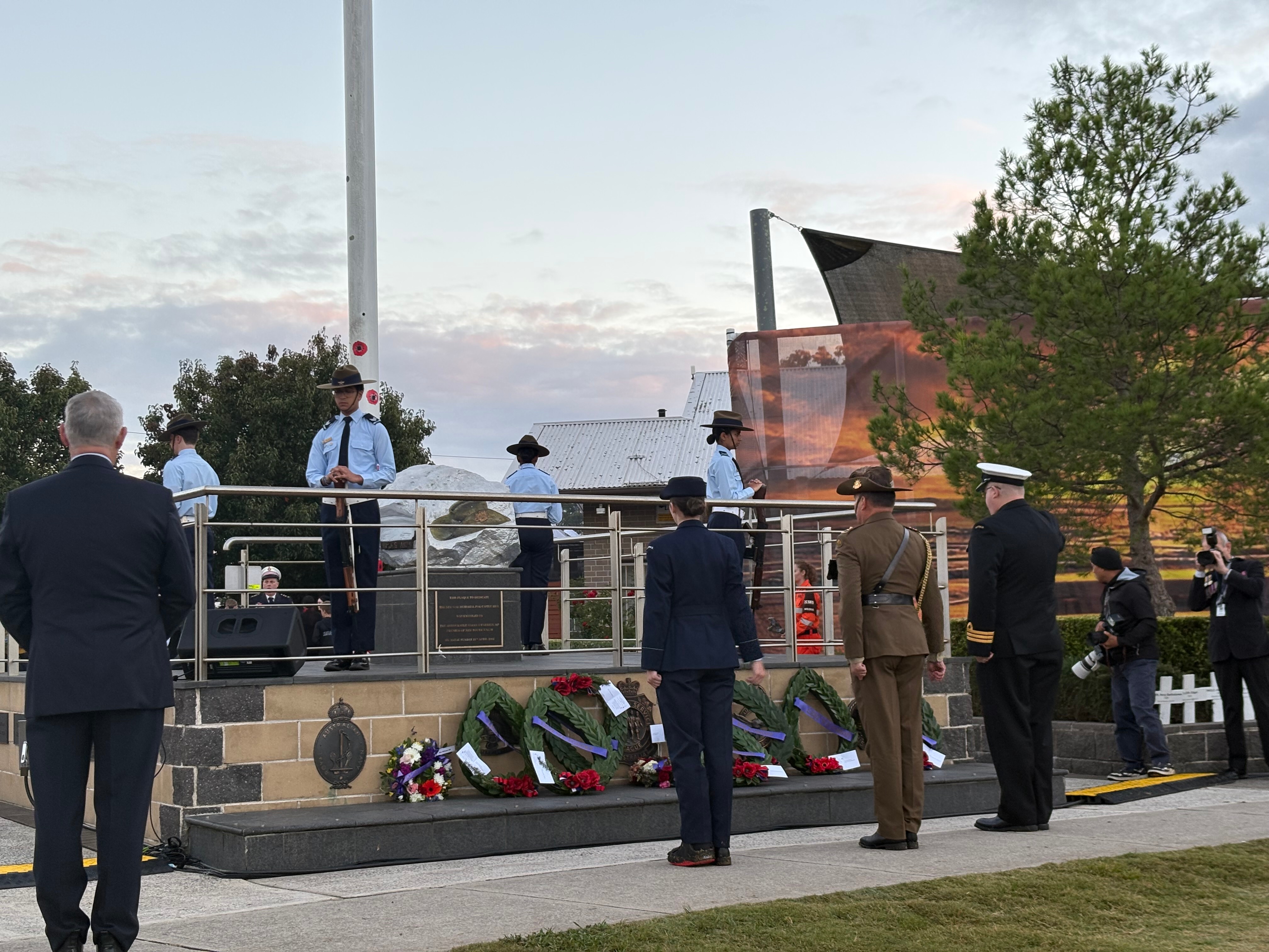 La gente se reúne en Castle Hill para celebrar el Día de Anzac.