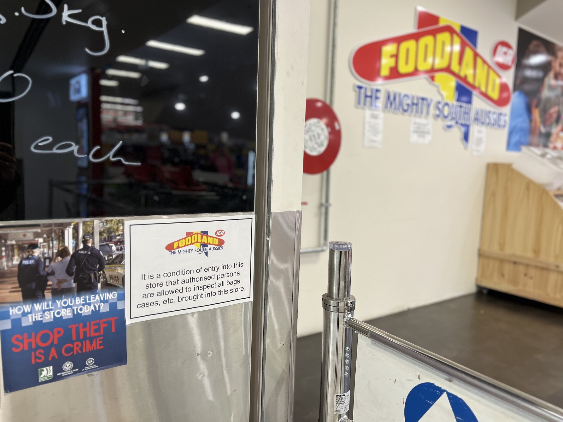 supermarket shoplifting signage