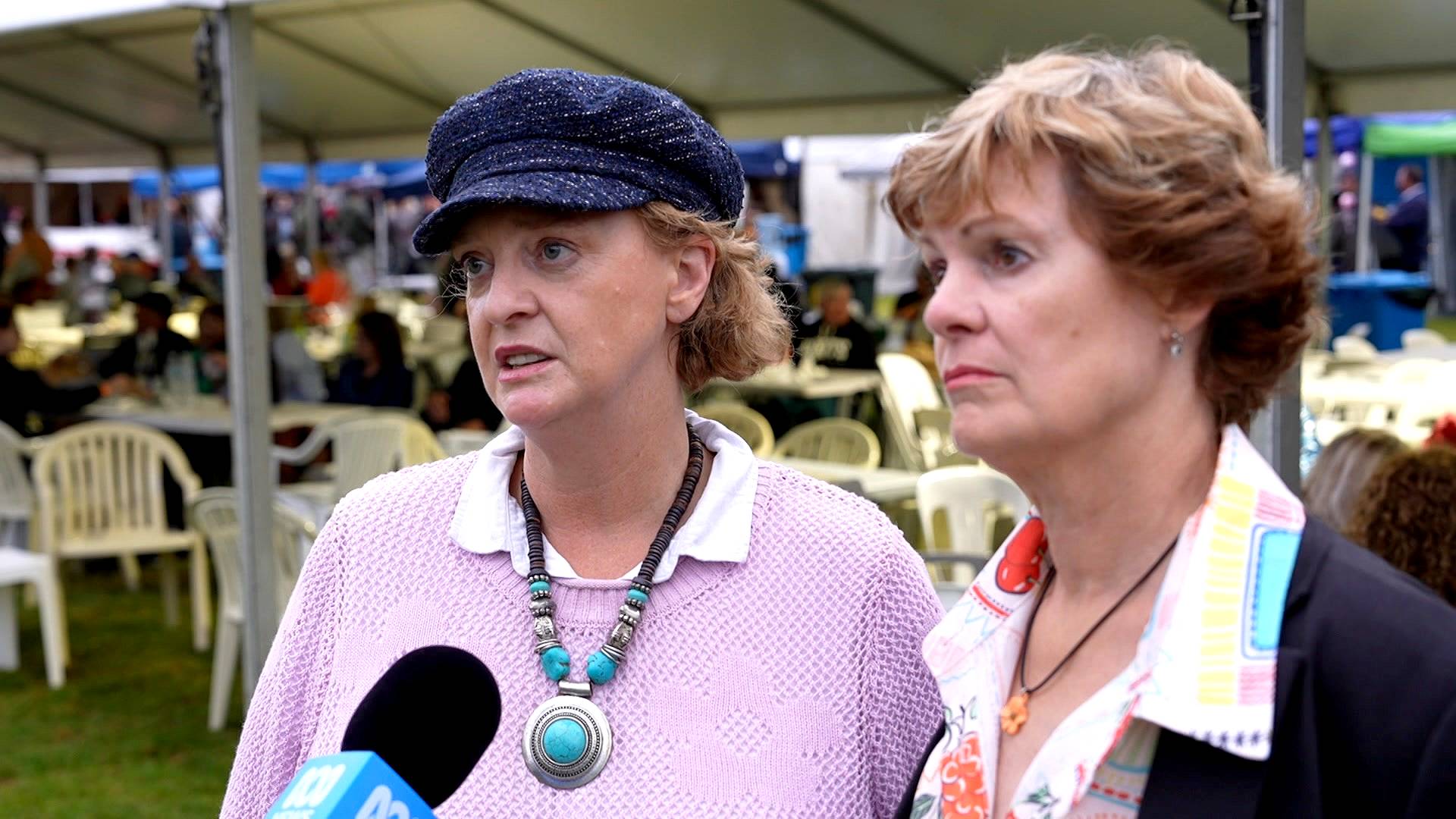 Gente en el Festival del Cangrejo de Beachport.