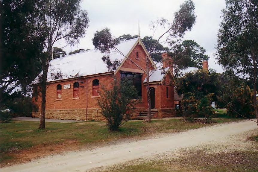 Guildford Primary School, a red brick building, in the Central Victorian town of Guildford.