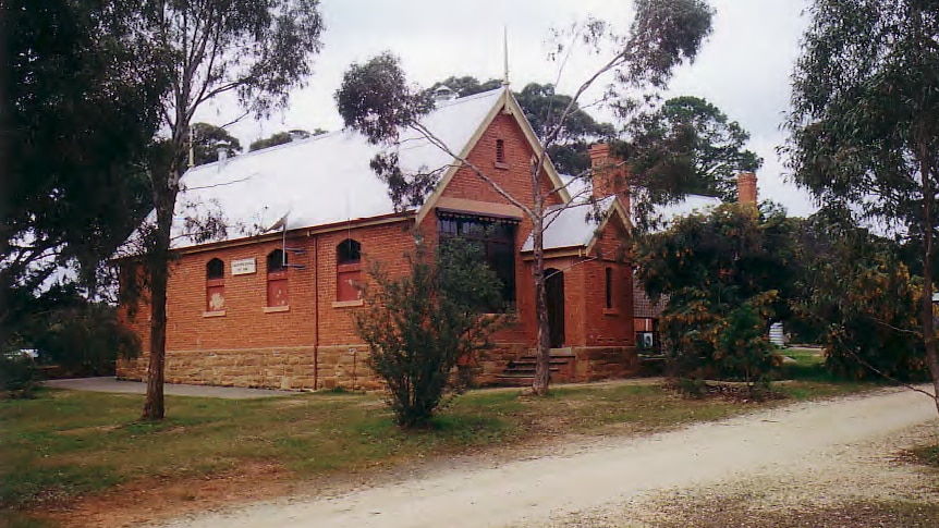 Guildford Primary School, a red brick building, in the Central Victorian town of Guildford.