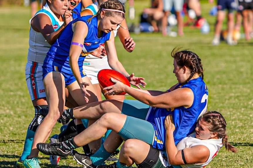 mujeres jugando al fútbol australiano
