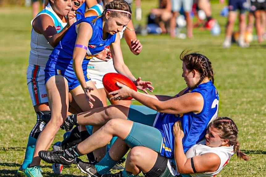 femmes jouant au football australien