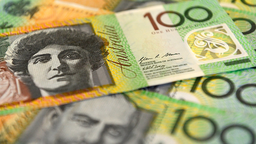 Billets de 100 dollars australiens superposés.