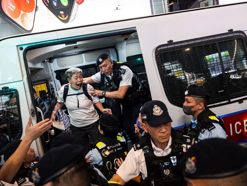 香港警察在铜锣湾地区带走一人。