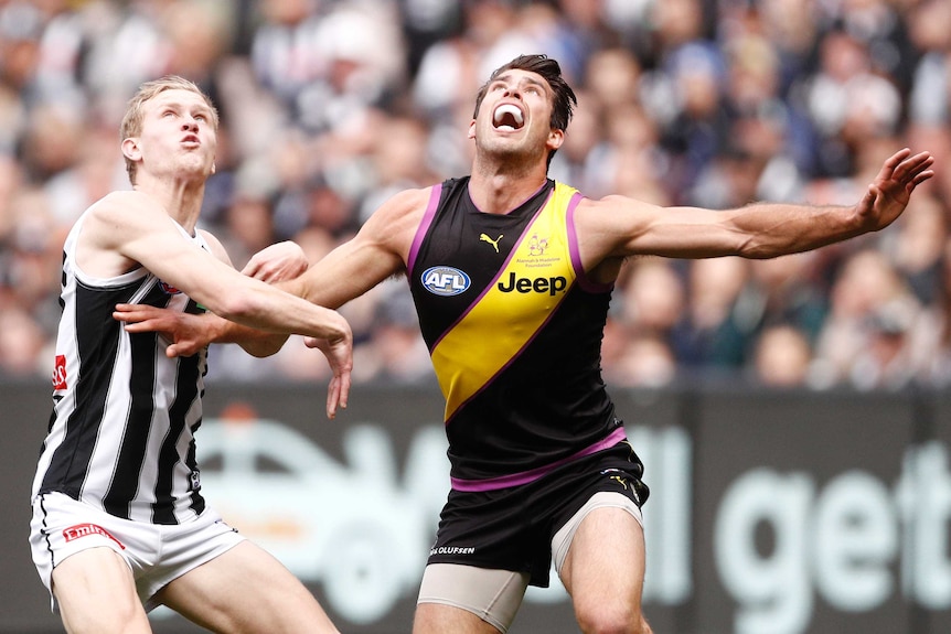 Jaiydn Stephenson and Alex Rance prepare to contest the ball in the Richmond versus Collingwood match at the MCG.