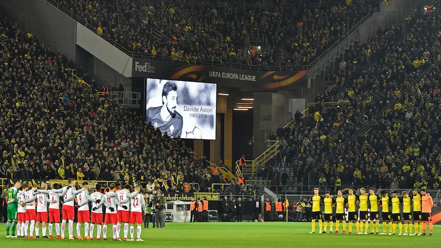 A minute's silence is held for Davide Astori before the Borussia Dortmund - FC Salzburg match.