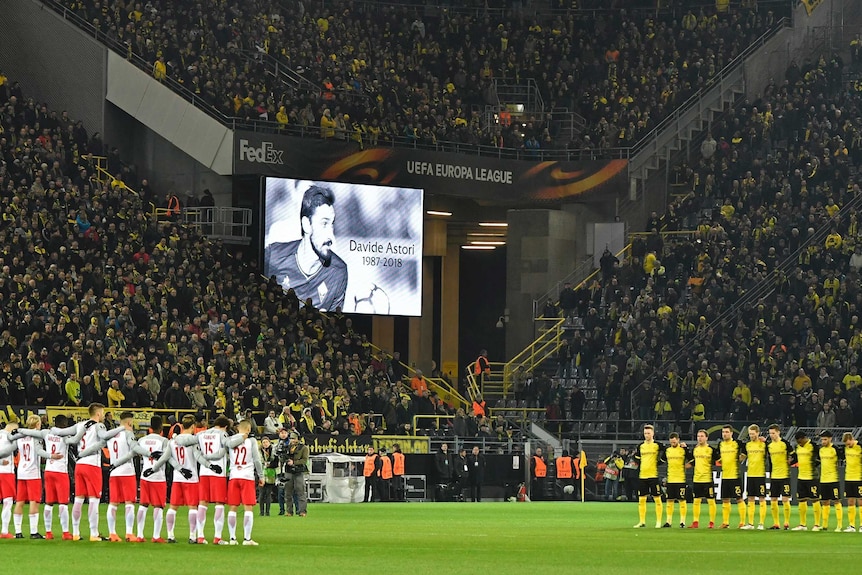 A minute's silence is held for Davide Astori before the Borussia Dortmund - FC Salzburg match.