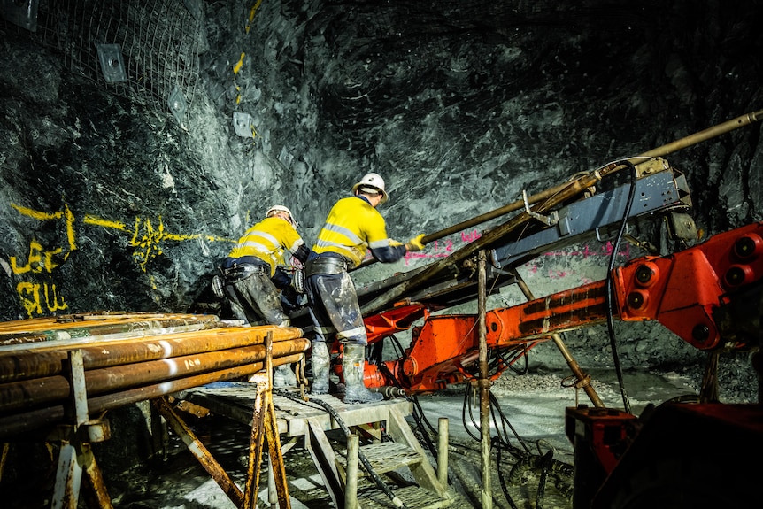 工人们在Red 5公司的矿区钻探地下400米处开采黄金。