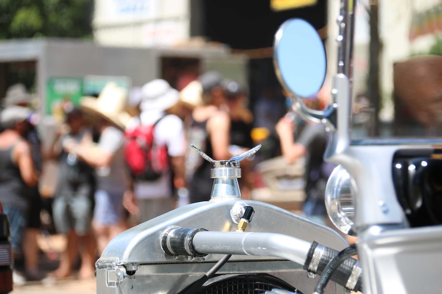 The front of a car and the crowds at Summernats.