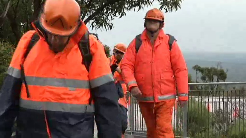 SES volunteers attempt to reach teenager on Bluff Knoll