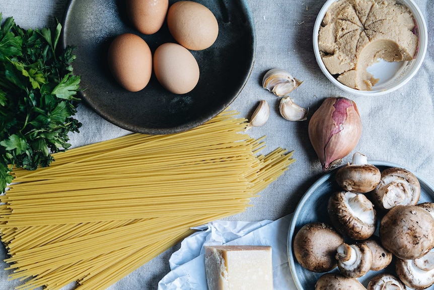Parsley, dried spaghetti, eggs, garlic, shallot, miso paste, mushrooms and Parmesan are ingredients of vegetarian carbonara.